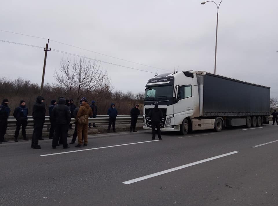 Днем Одесский Автомайдан объявил бессрочную акцию по блокировке проезда фур с российскими номерами