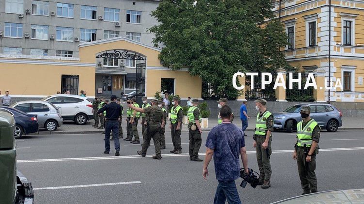 Террорист захватил Универса Банк в бизнес центре сегодня в 12:00