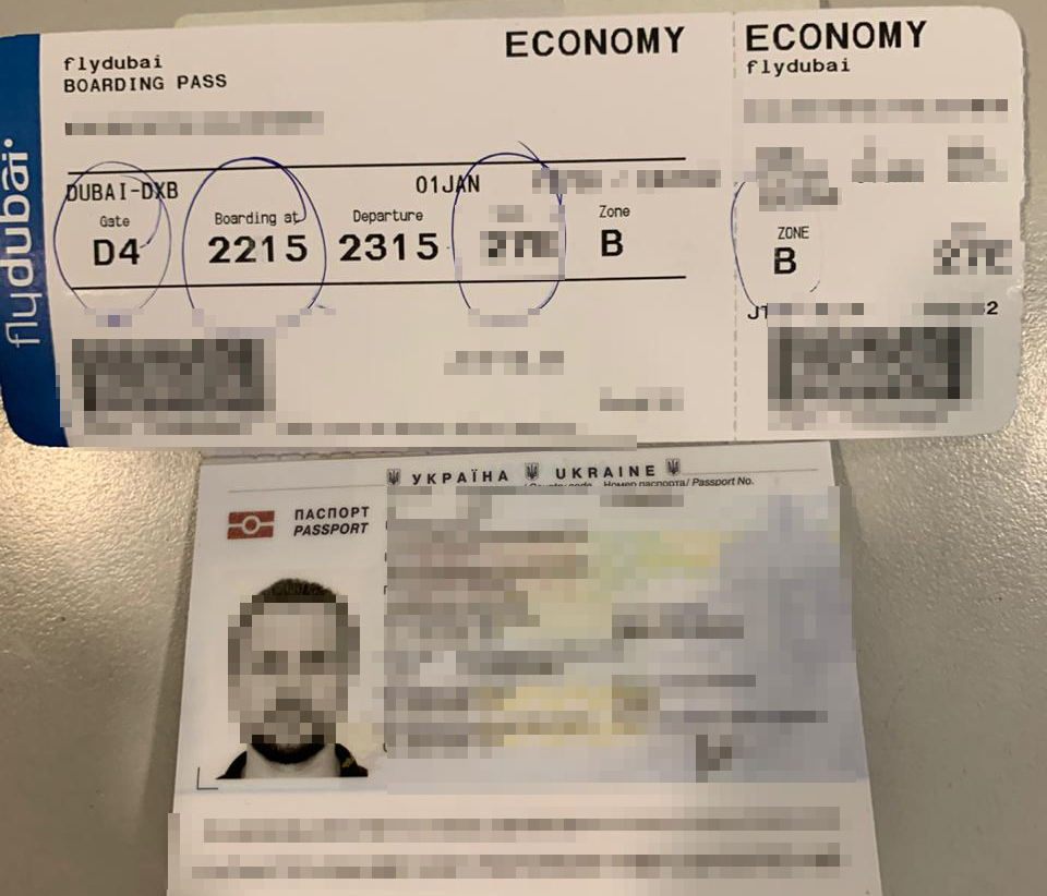 Документы мужчины на вылет за границу