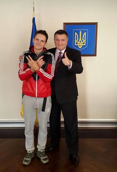 Аваков наградил оружием киевского руфера