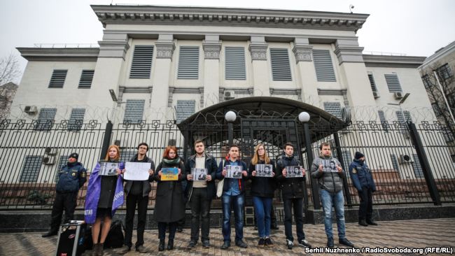 Митингующие призвали граждан Украины воздержаться пока от поездок в Россию