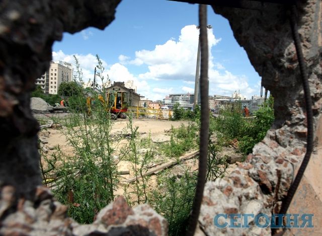 На Лукьяновке строят трехэтажныйторгово-развлекательный центр