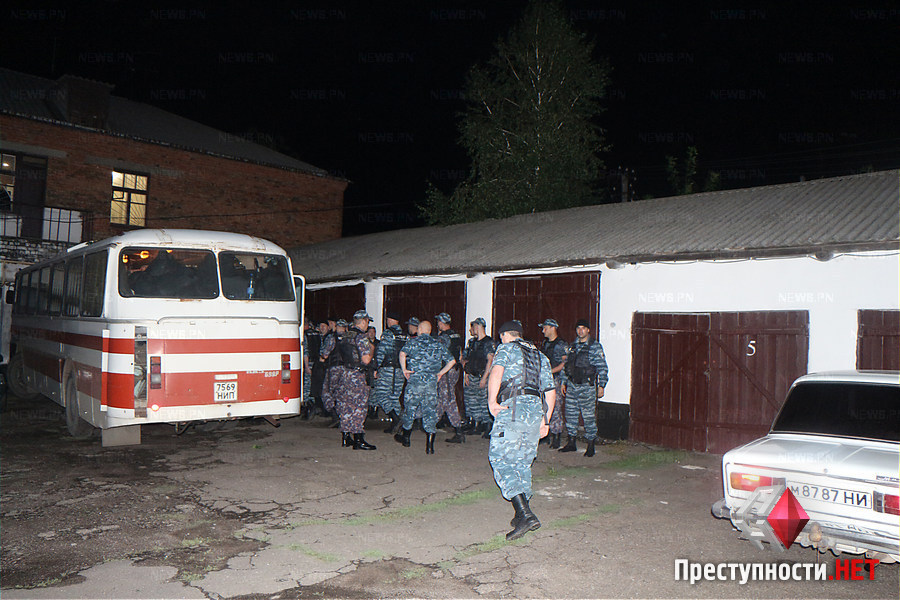 К зданию райотдела подтянули внутренние войска