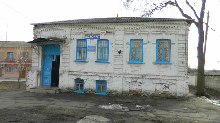 L'edificio in mattoni nella cornice è un parrucchiere. Punto di riferimento locale: un terzo dell'edificio in Russia, due terzi in Ucraina.
