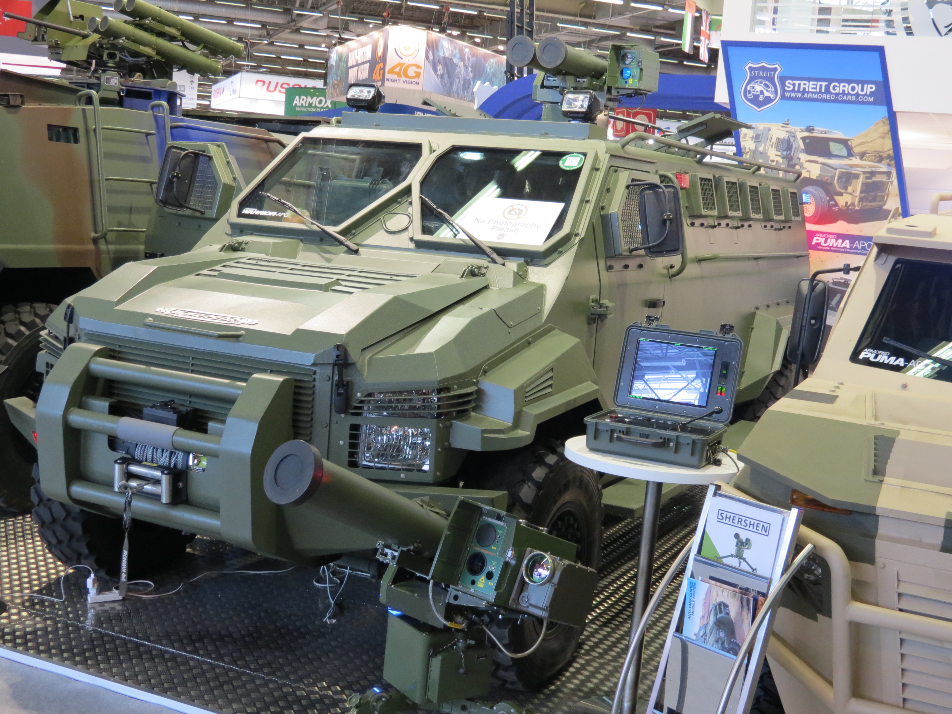 Боевая машина Warrior с украинскими ракетами