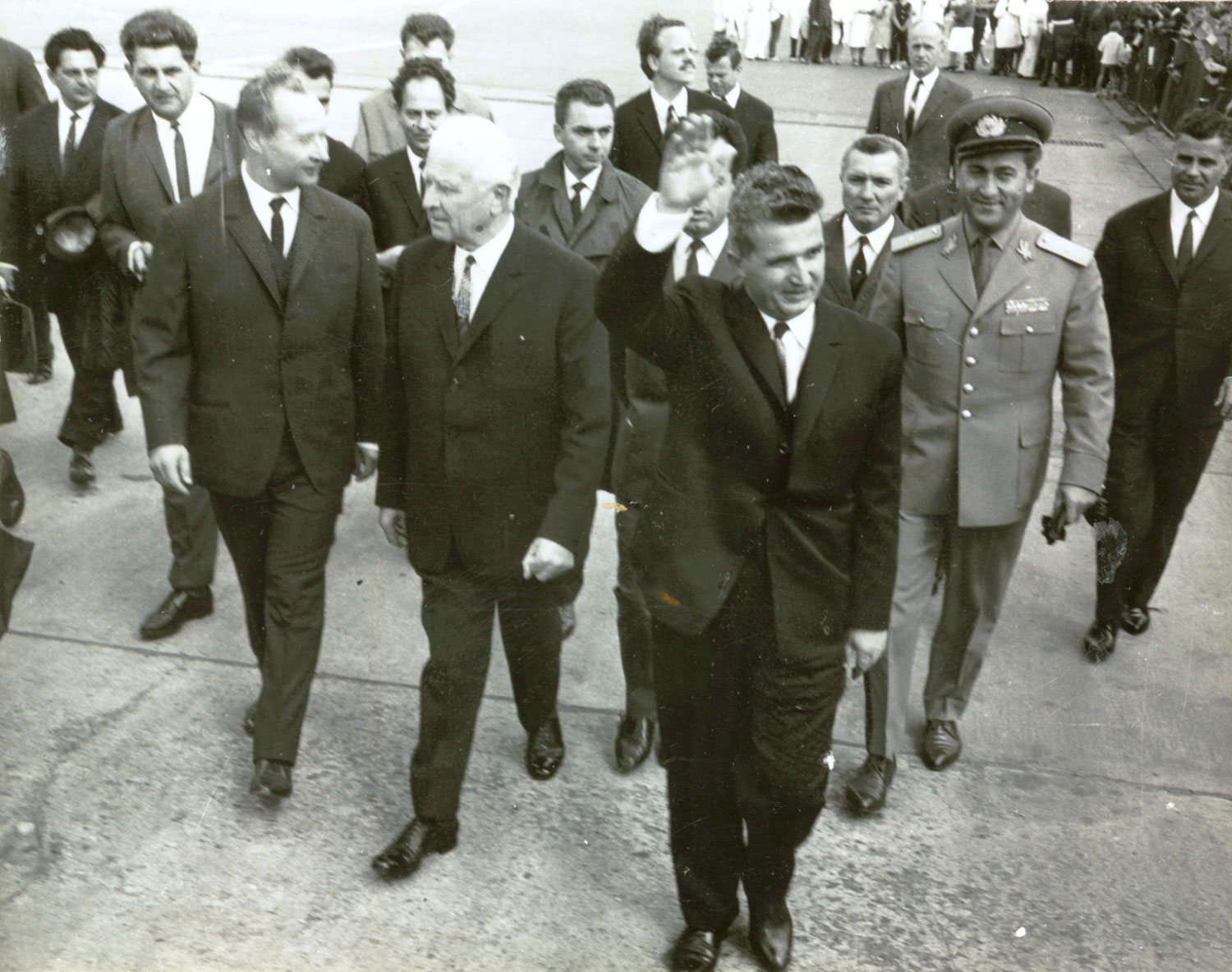 Николае Чаушеску (в центре) и Людвик Свобода (слева) в августе 1968 года во время визита в Чехословакию. Александр Дубчек — в первом ряду, первый слева