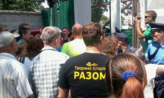 Жители Березняков протестуют против строительства ТРЦ на территории сквера