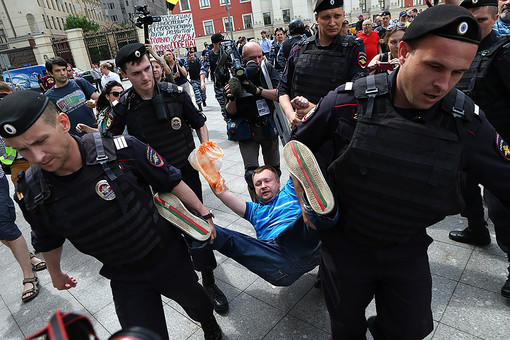 Полиция задержала 15 человек
