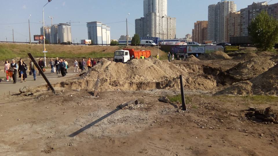 Рабочие начали демонтаж остатков ограждения строительного участка возле станции метро Осокорки