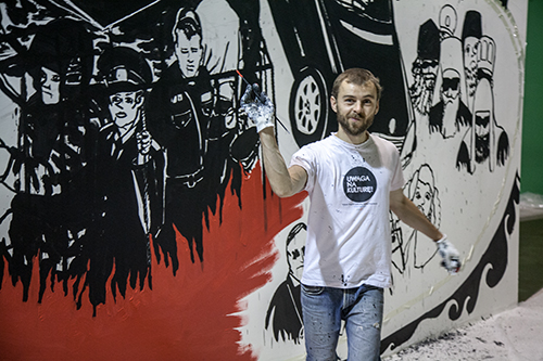 Владимир Кузнецов на фоне незаконченной картины