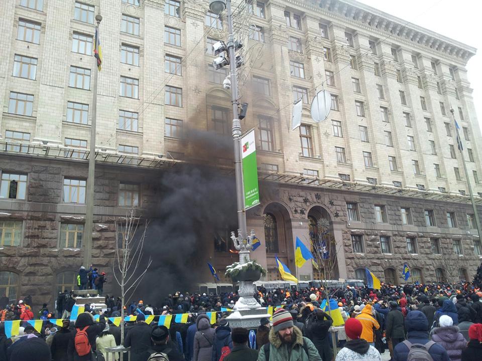 Вода и черный дым Как шурмовали КГГА (ФОТО) Новости