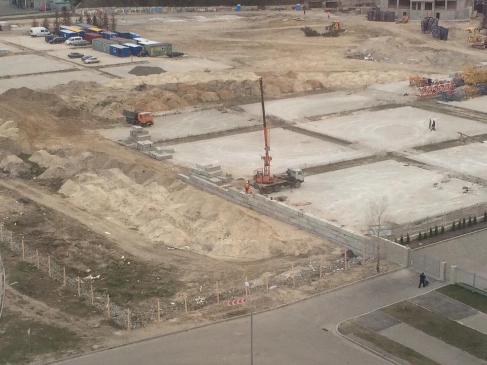 На территории стройки на ул.Никольско-Слободской появился бетонный забор
