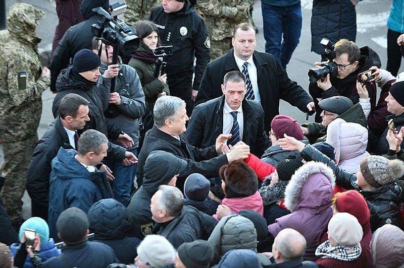 Президент жмет руки избирателям