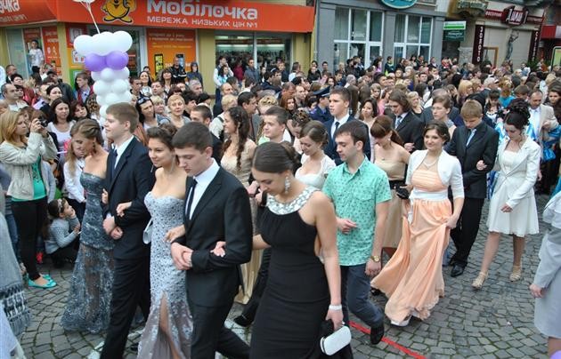 Выпускники всех школ Мукачево торжественно прошлись по центру города.