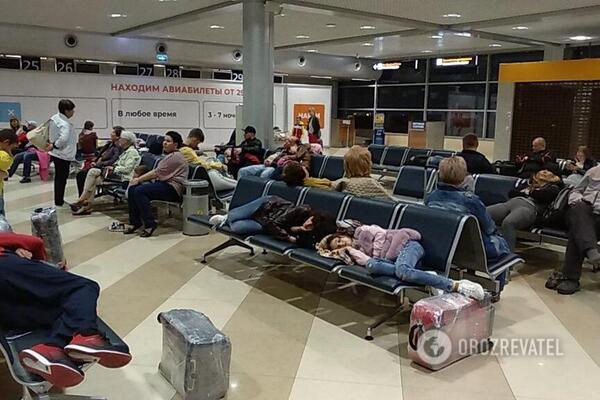 Туристы ночевали в холле с детьми