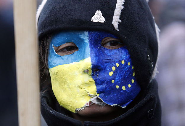 Разгон студенческого митинга в Киеве положил начало концу Януковича. Неумелые попытки власти силовыми методами задушить недовольство народа только усугубляли кризис. По данным ГПУ, Президент через свою Администрацию отдал приказ открыть огонь по демонстрантам, а потому причастен к смерти больше 100 человек.