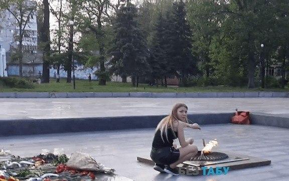 Пьяные девушки жарят сосиски на