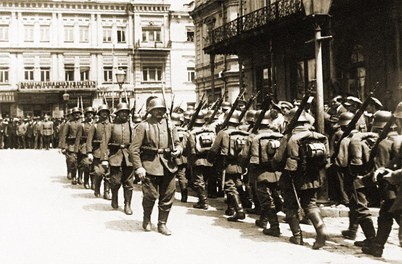 Cambio della guardia tedesca presso l'edificio della Duma in Piazza Duma. 1918 anni