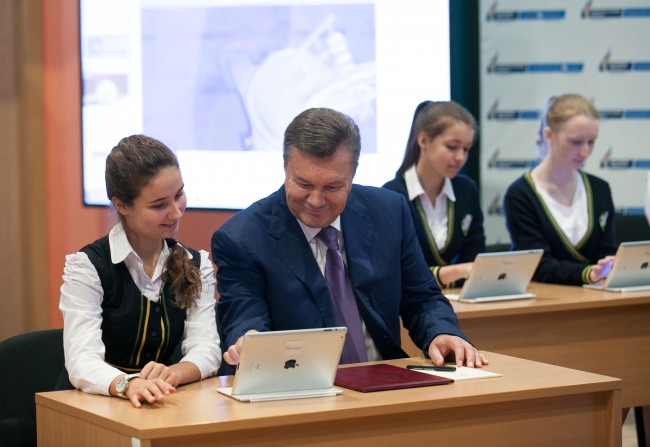 Всем школьникам до 2015 года пообещали планшеты