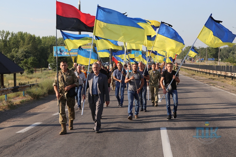 Жители города встретили кортеж с флагами