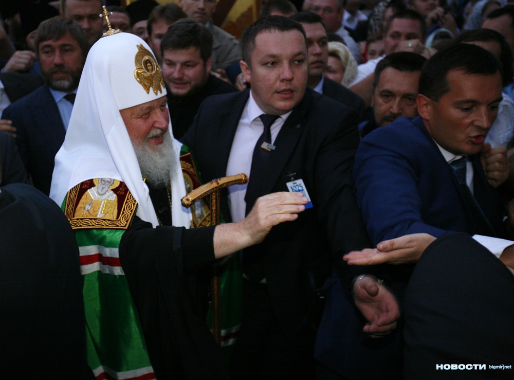 Сотни верующих встретили патриарха Кирилла на вокзале в Минске