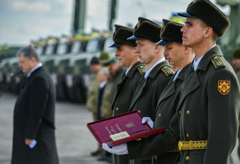 Военные почтили погибших Героев Украины минутой молчания