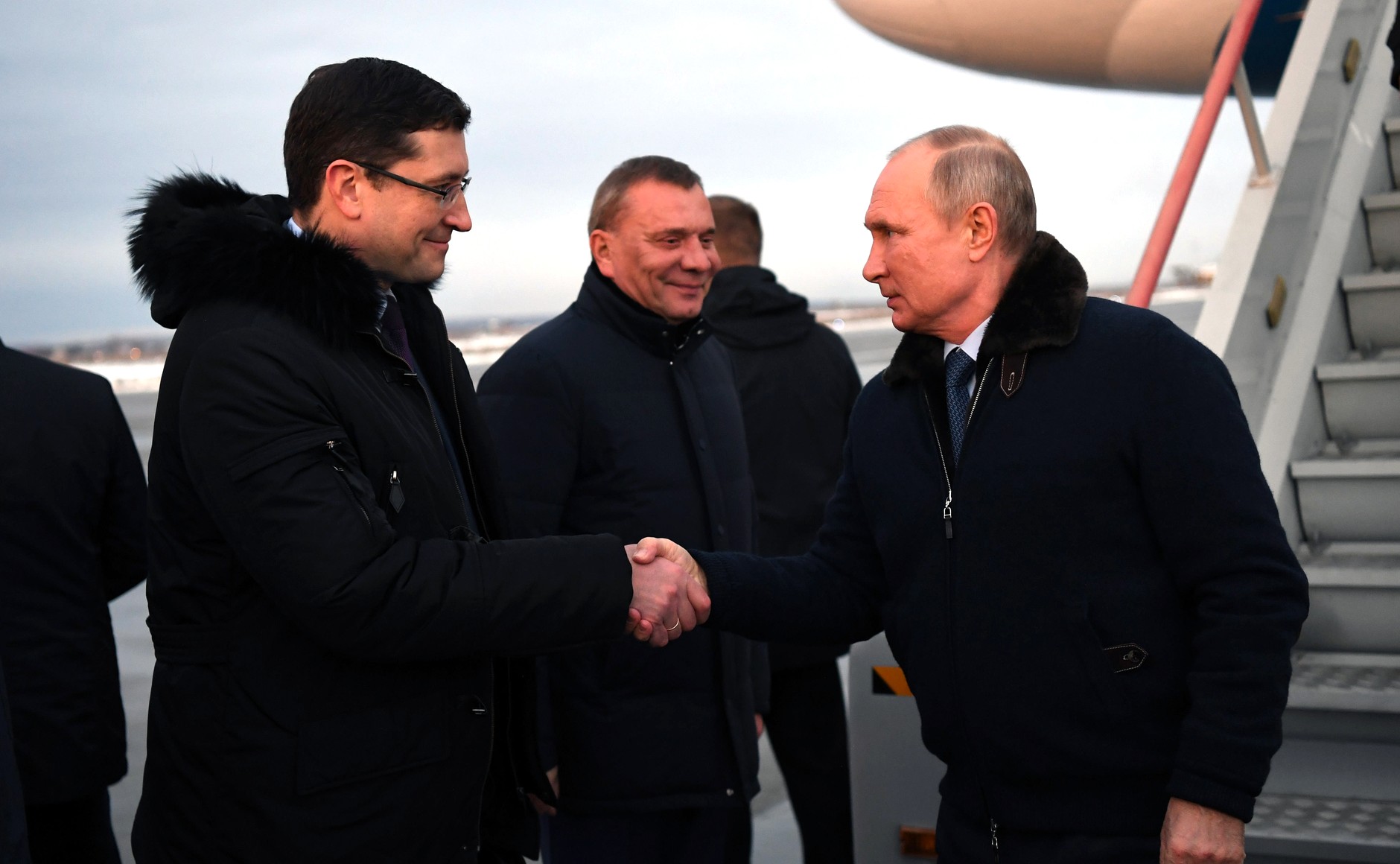 Путин без маски и перчаток здоровывается с чиновниками