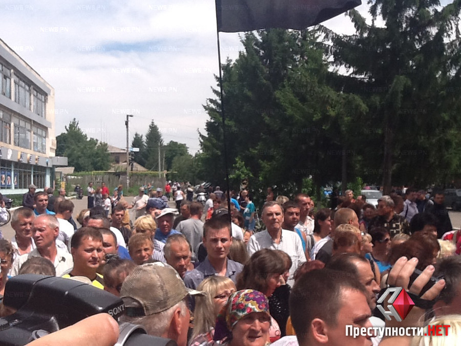 Митинг возле здания милиции во Врадиевке