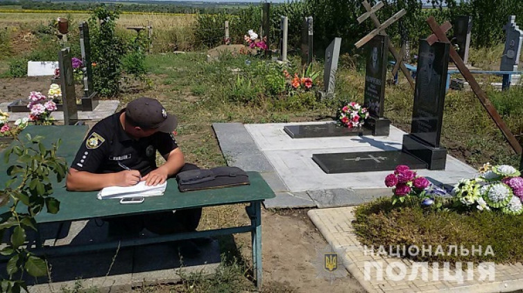 Мужчина повредил 12 могил