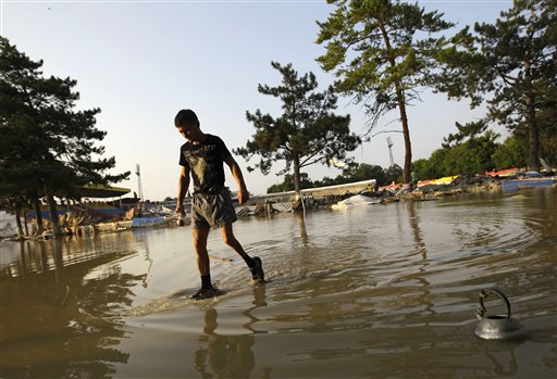 Кубань заливает водой