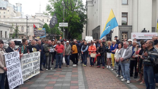 Демонстрантов возмущает поведение нардепов