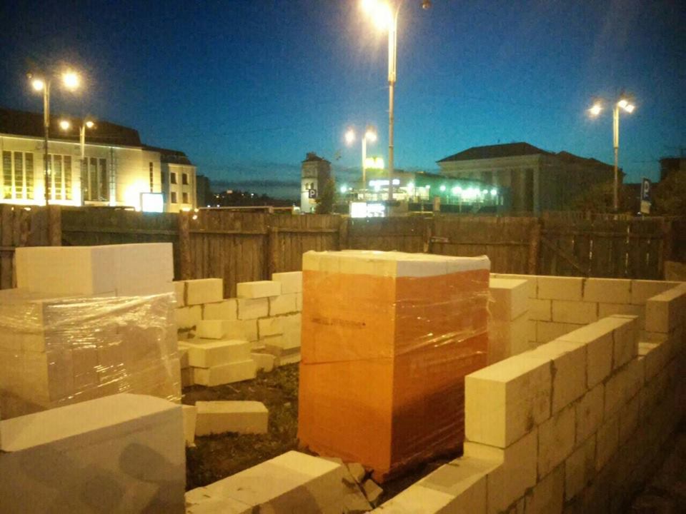 Незаконную стройку на клумбе вокзала уже демонтировали