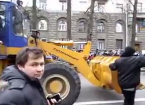 Андрей Дзиндзя рядом с бульдозером