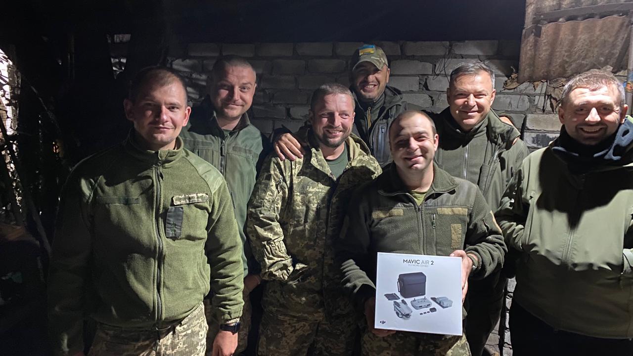 Военные с подаренным перед выборами дроном
