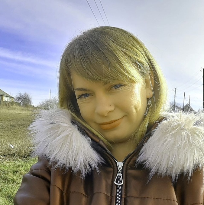 Женщина характеризируется положитель