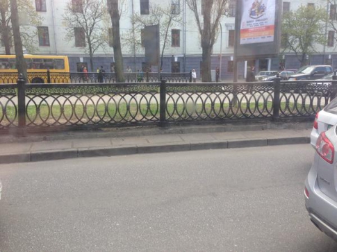Забор на бульваре Тараса Шевченко перекрасили в черный цвет