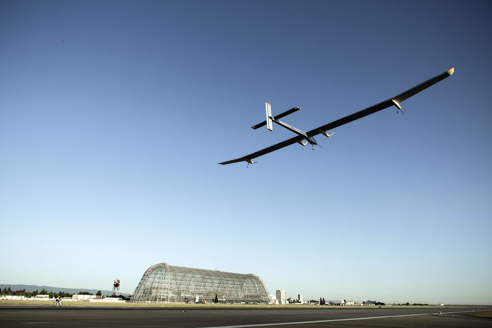 Самолет Solar Impulse на финише трансконтинентального перелета