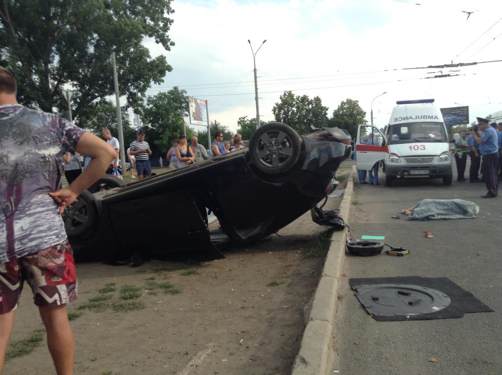 Авто сбило троих человек на остановке в Харькове. Одна женщина погибла