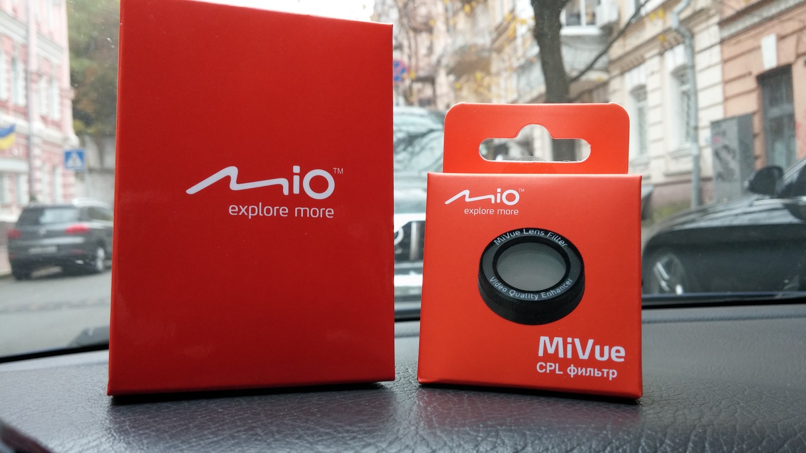 Mio MiVue 388 - упаковка видеорегистратора и CPL фильтра