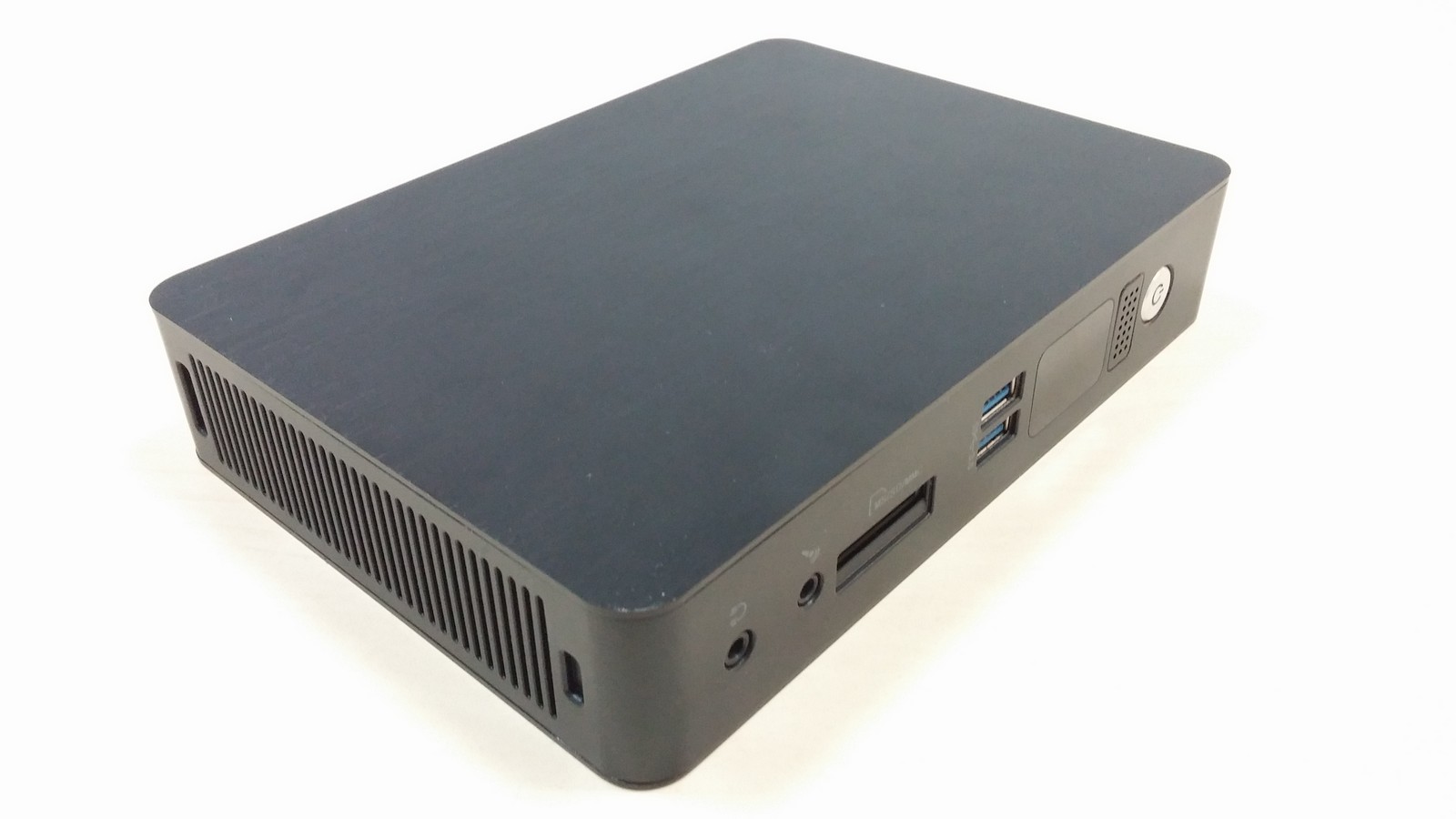 Foxconn NanoPC Barebone AT-7300 Black - общий вид лицевой стороны