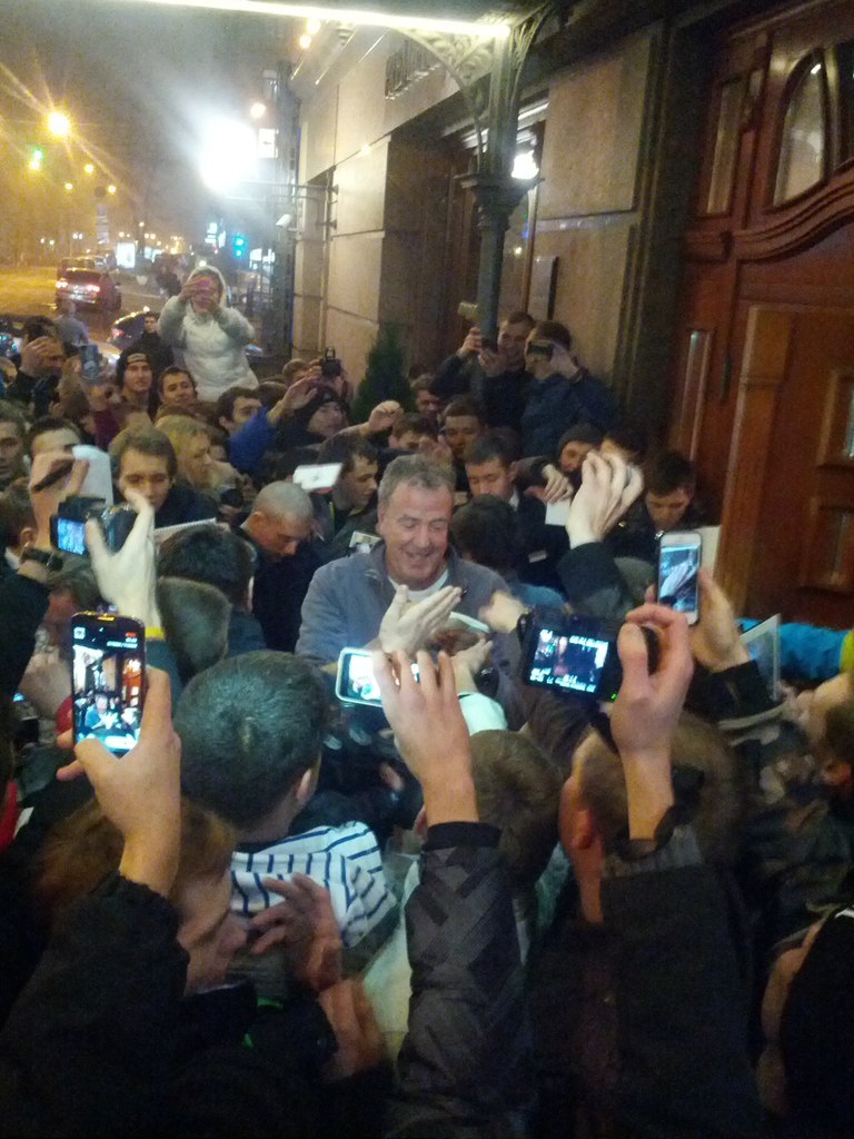 Кларксон в окружении фанатов. Киев