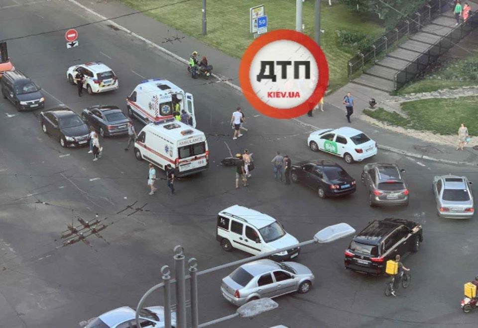 В Киеве отличились водители Lada, а экскаватор врезался в легковушку: Сводка