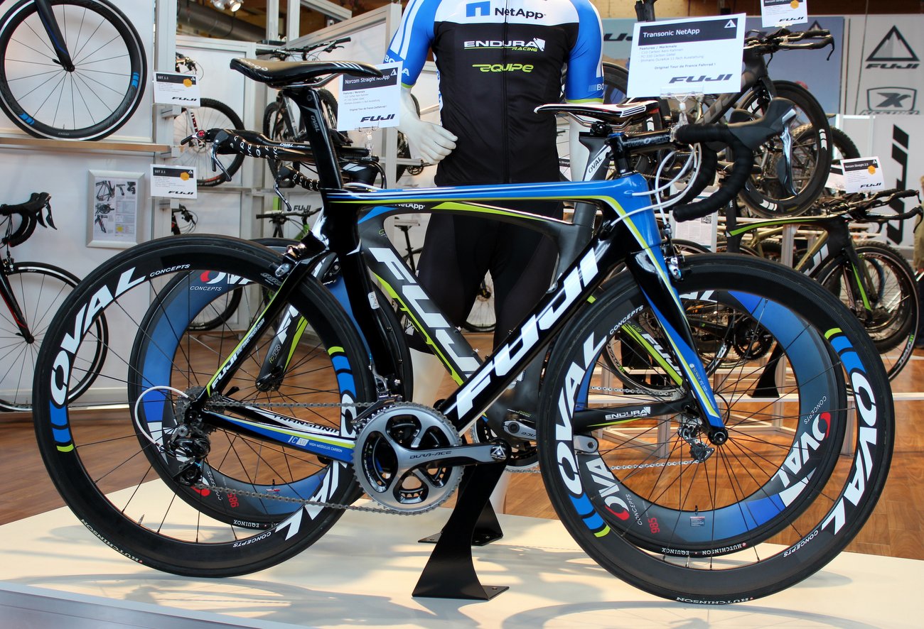 Троссы тормозов и переключения передач спрятаны внутри рамы Fuji Transonic
