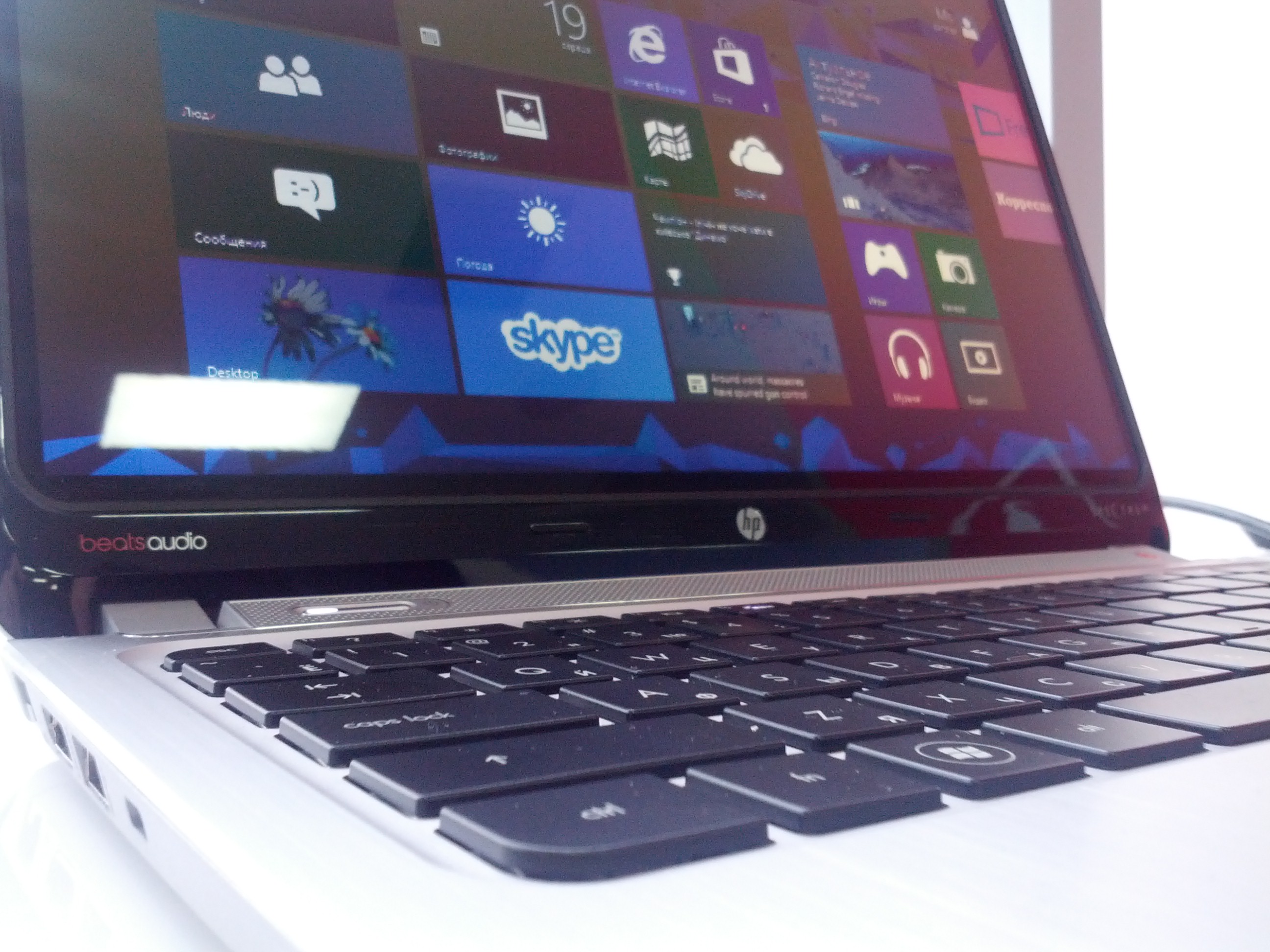 HP ENVY 13 Spectre XT - клавиатура островного типа с небольшим ходом клавиш