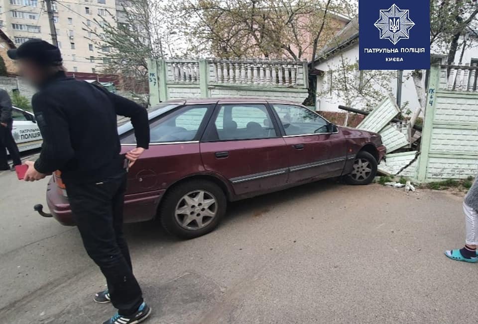 В Киеве пьяный водитель снес забор и разбил машину