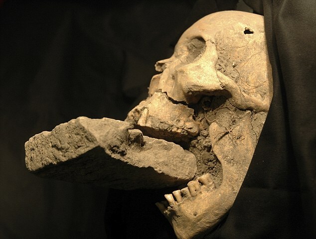 Останки 60-летней женщины, которая была захоронена в братской могиле с камнем во рту