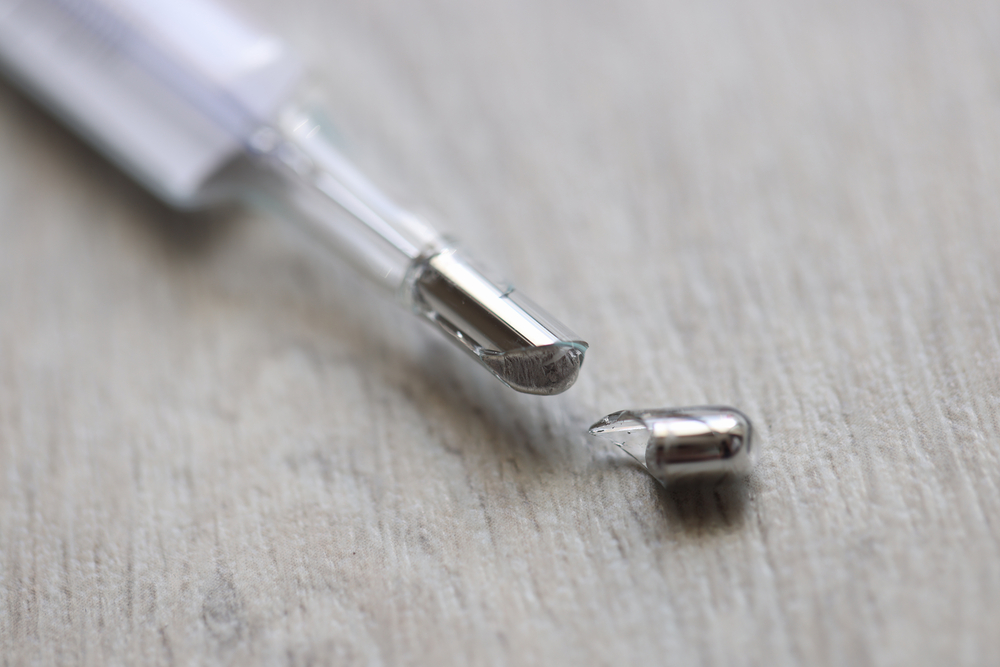 Как собрать ртуть с градусника быстро и безопасно - видео