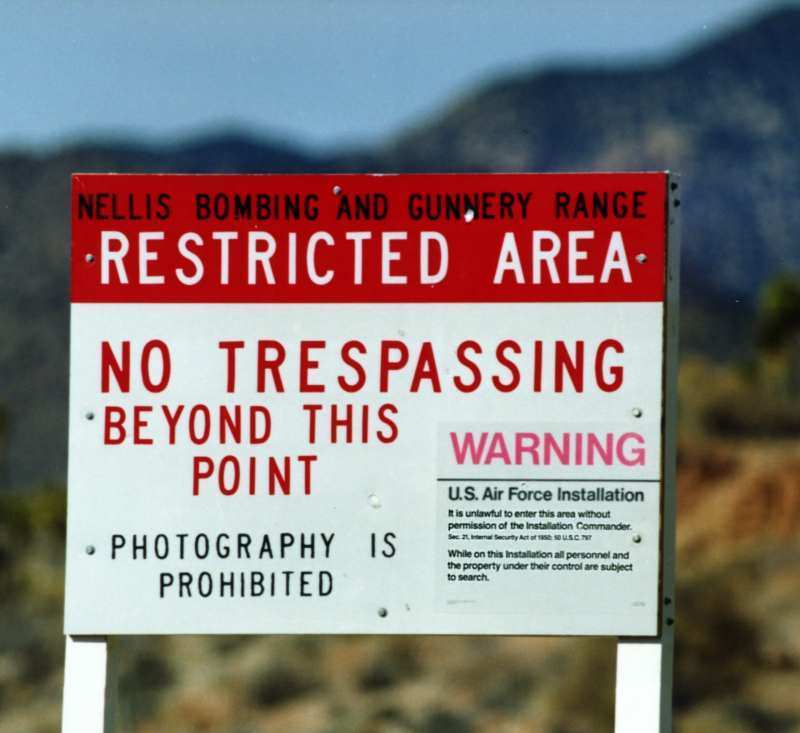 Запрещающие знаки перед въездом на Area 51