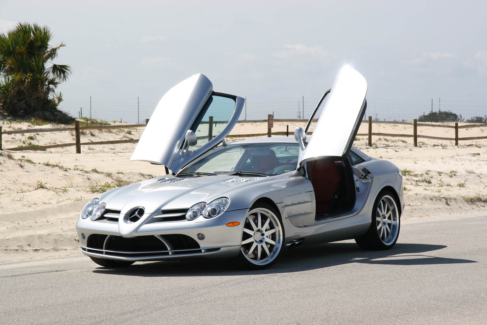Мы тоже сначала подумали, что Mercedes серфингисту подарили SLR McLaren