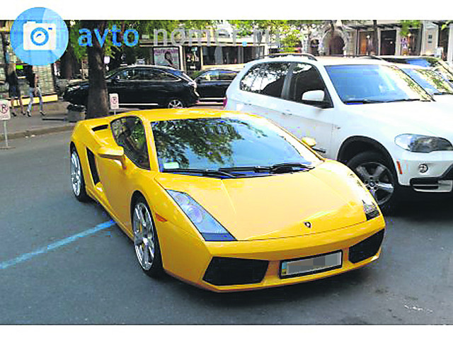 Lamborghini заблокировал движение трамваев